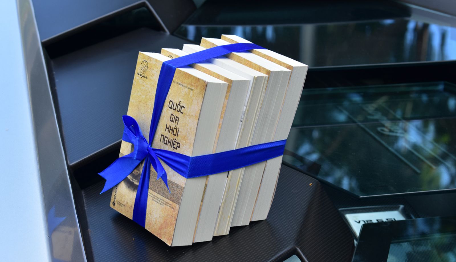 Hành trình siêu xe trao tặng sách