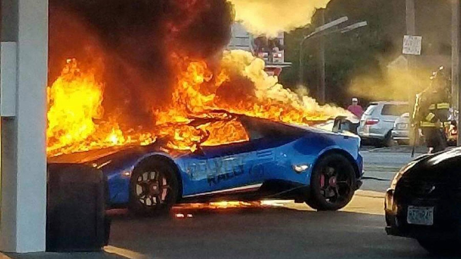 Ngọn lửa bao trùm Siêu xe Lamborghini Huracan Performante khi chủ nhân vào cửa hàng mua sắm