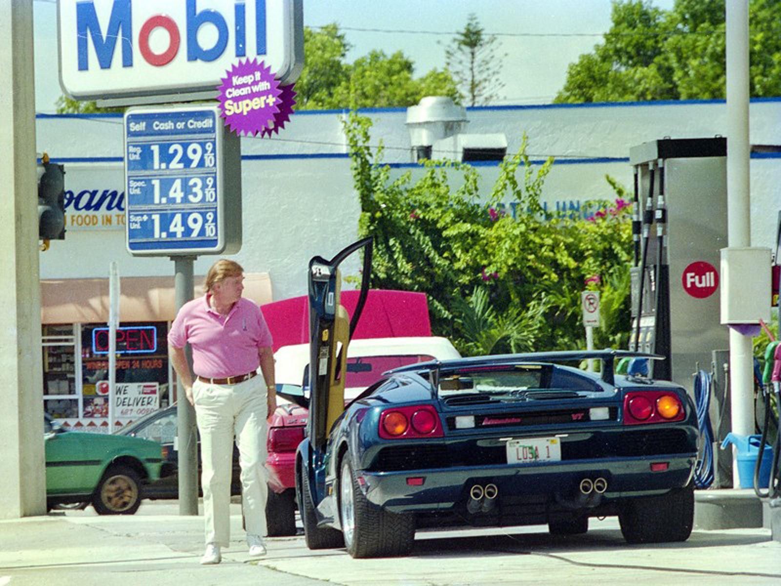 Ông Trump bên cạnh chiếc Lamborghini Diablo