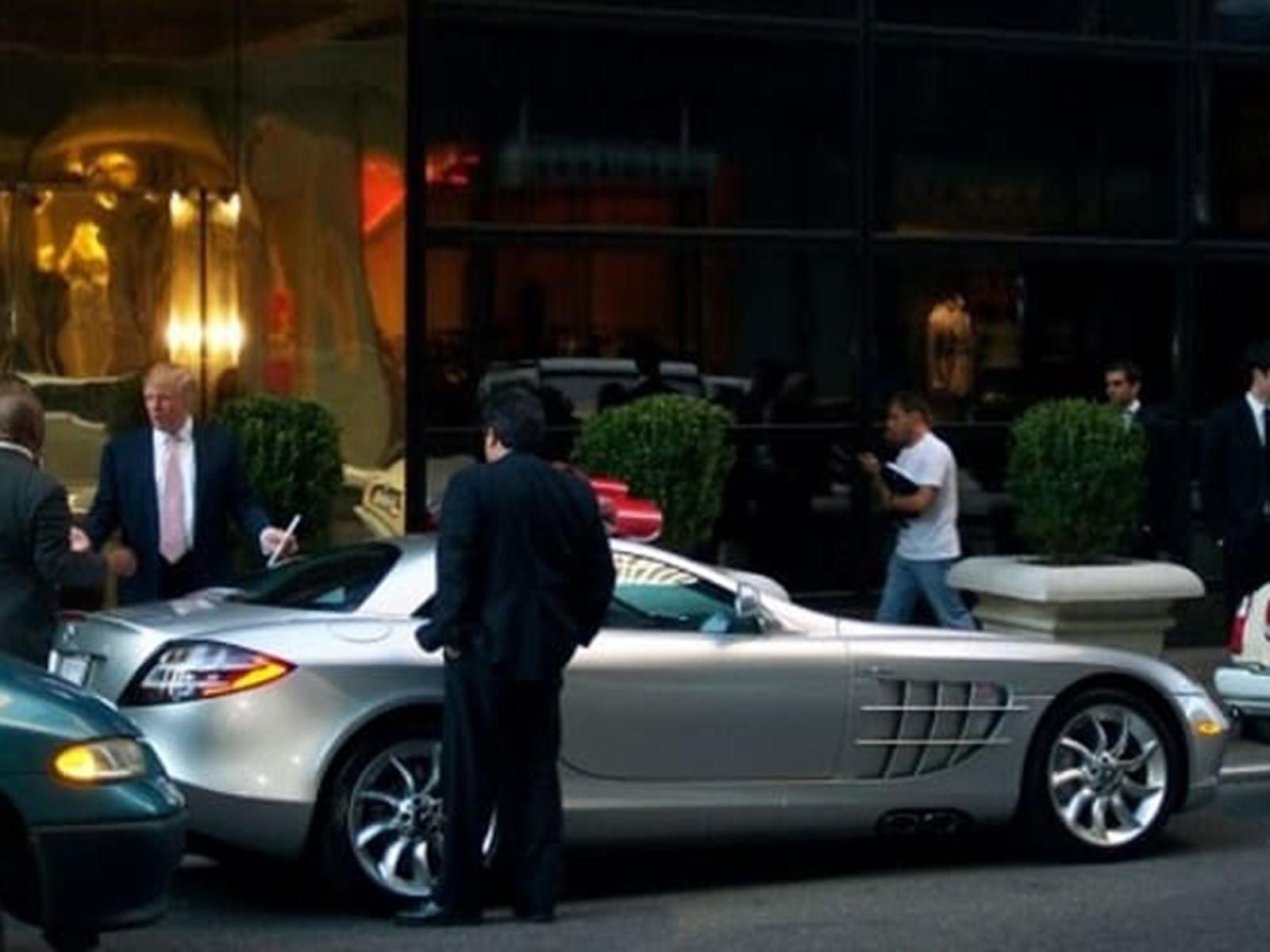 Ông Trump bên cạnh chiếc Mercedes-Benz SLR McLaren