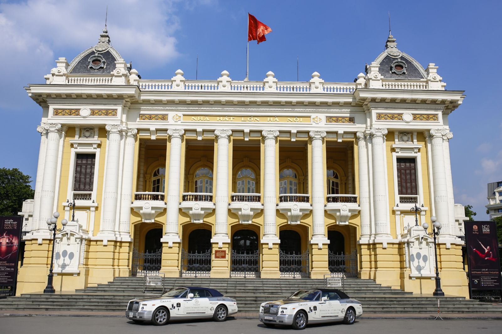 Đoàn siêu xe dừng chân tại Nhà hát lớn Hà Nội