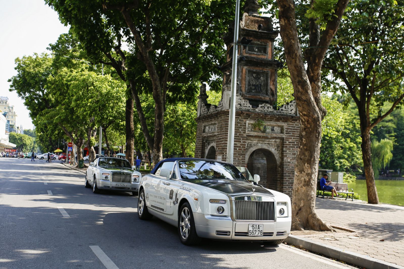 Hai xe Rolls-Royce dừng chân tại Tràng Tiền Plaza