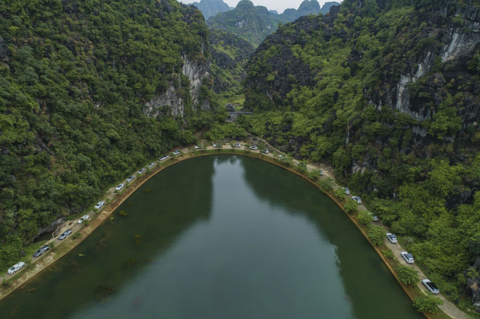 Một góc Tràng An qua ống kính flycam theo đoàn xe