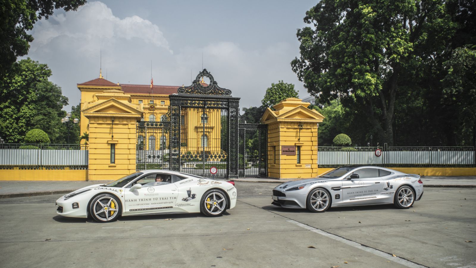 Siêu xe Ferrari 488 Speciale và Aston Marton Vanquish dừng chân tại Phủ chủ tịch