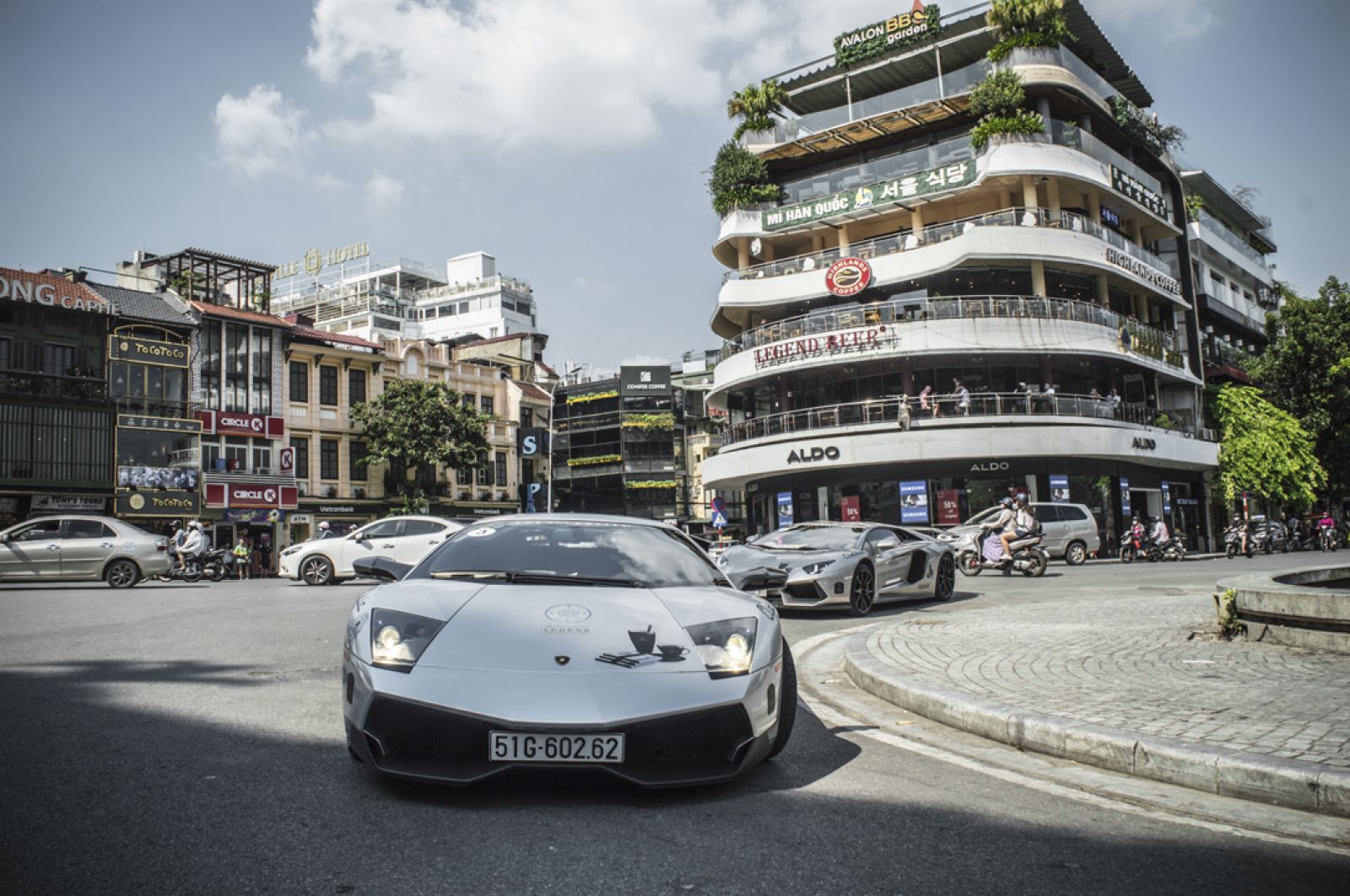 Lamborghini tại hồ Hoàn Kiếm