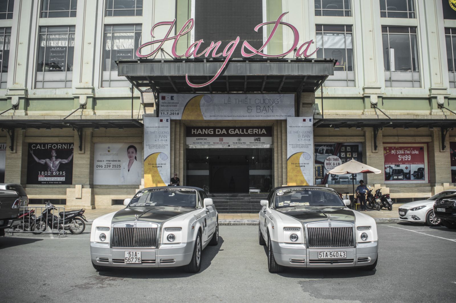 Hai chiếc Rolls-Royce Drophead coupe dừng chân tại chợ Hàng Da