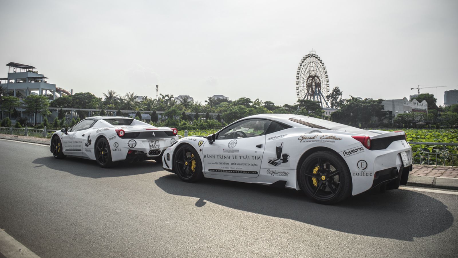 Hai siêu xe Ferrari dừng chân tại hồ sen tại Hồ Tây