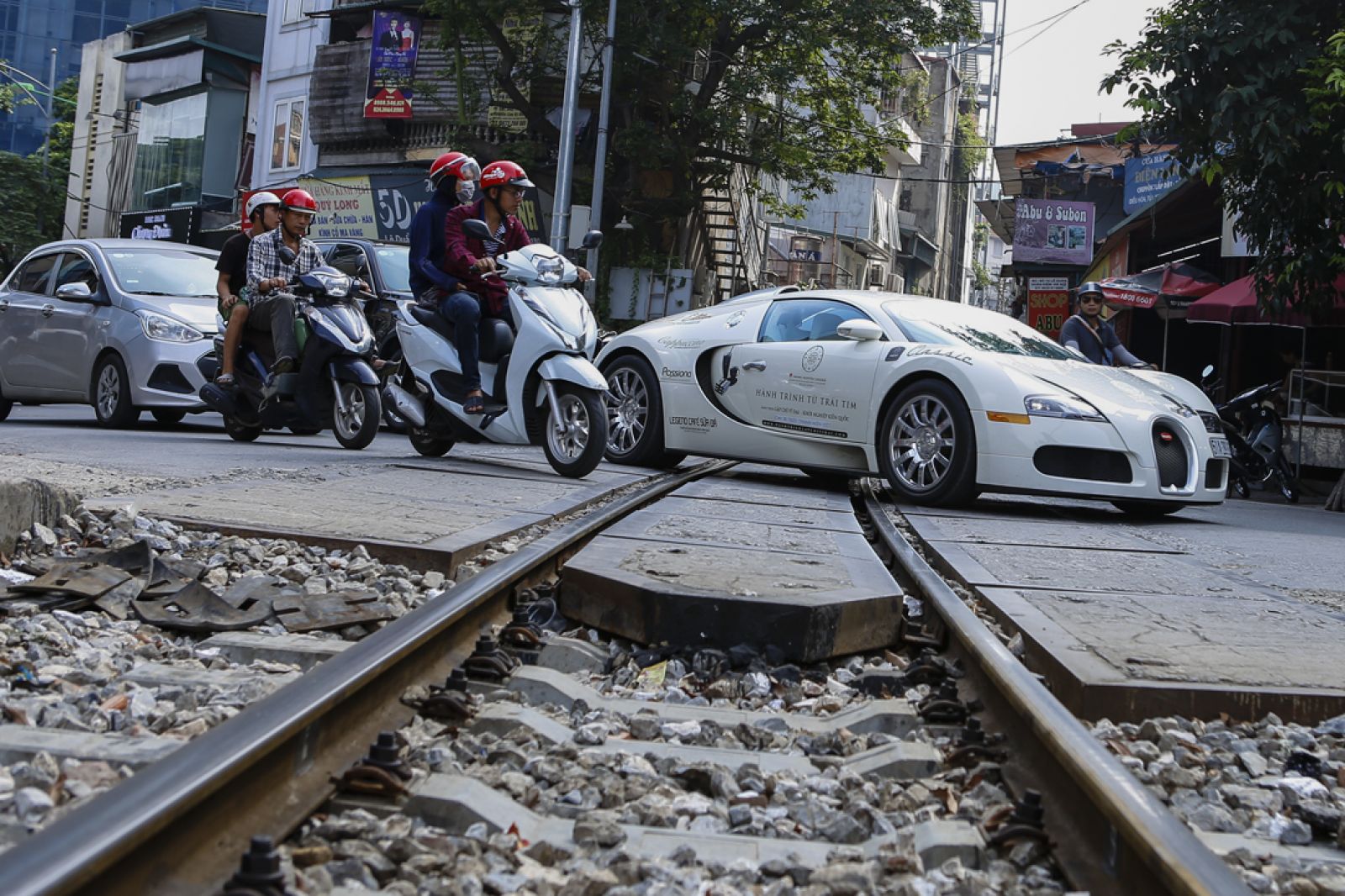 Bugatti Veyron rón rén đi qua đường ray tàu hỏa