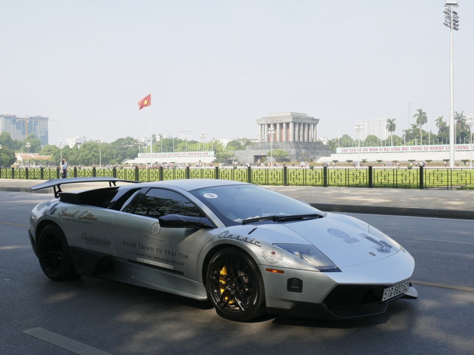 Siêu xe Lamborghini đi qua Lăng Bác