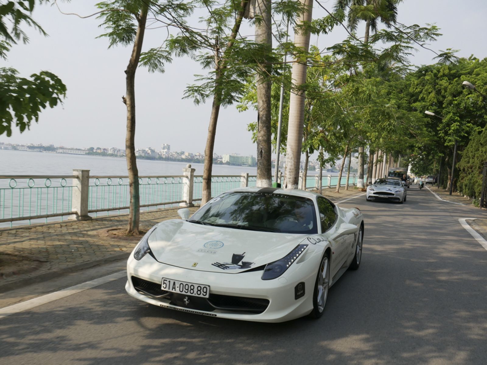 Ferrari 488 Speciale bên Hồ Tây