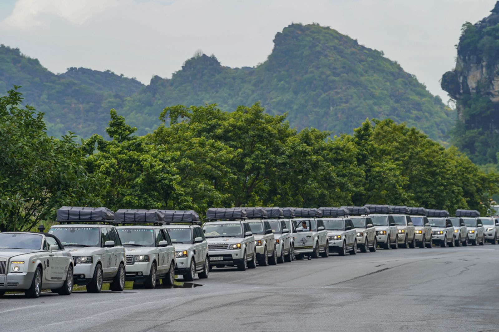 Dàn xe hộ tống Range Rover độ ống thở đang nghỉ ngơi