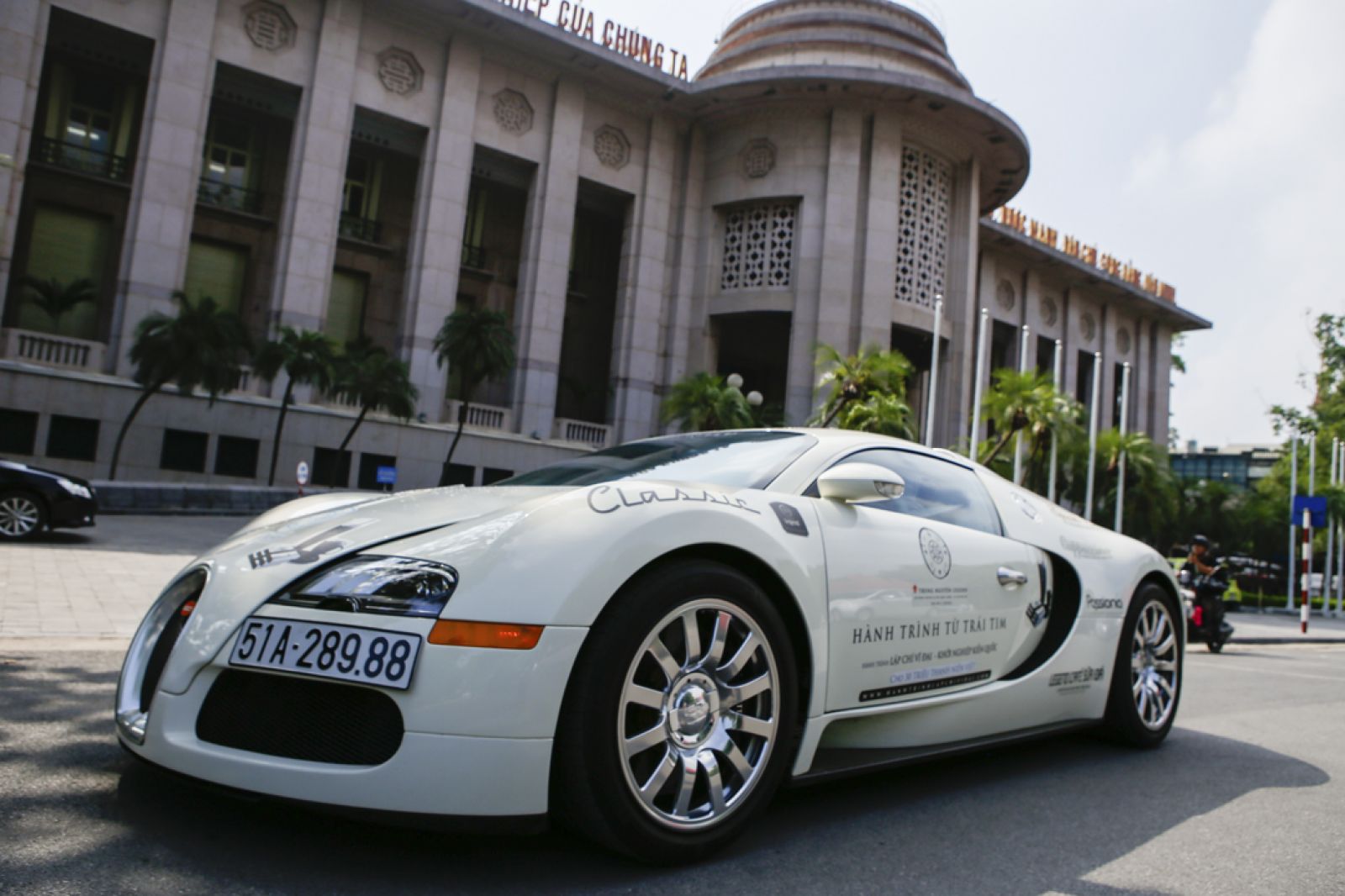 Siêu xe Bugatti Veyron đi qua Ngân hàng nhà nước Việt Nam