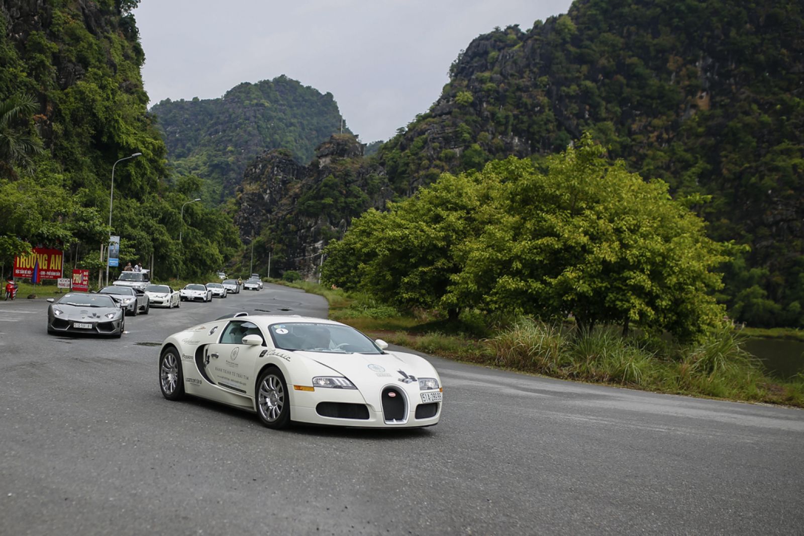Bugatti Veyron vẫn là siêu xe dẫn đầu đoàn