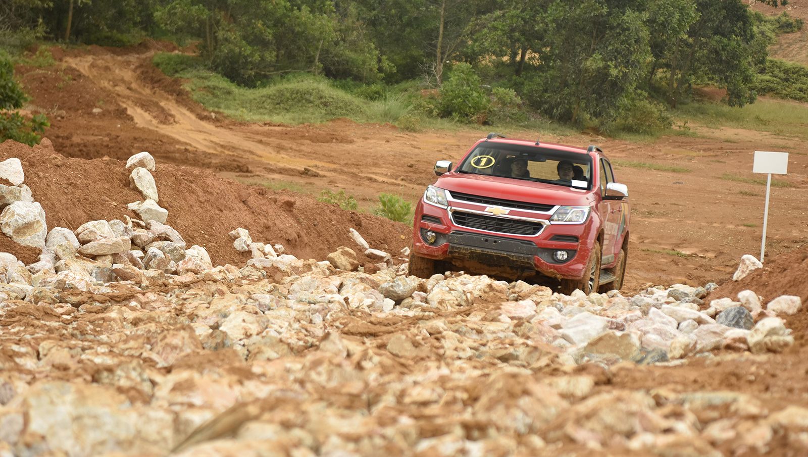 Chevrolet Colorado leo dốc đá