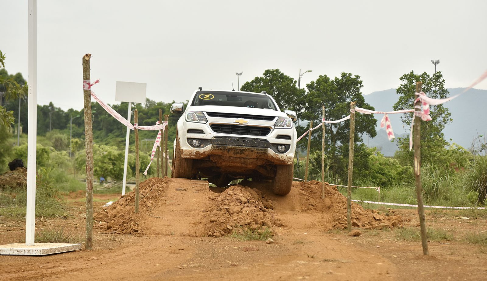 Chevrolet Colorado vượt địa hình khó
