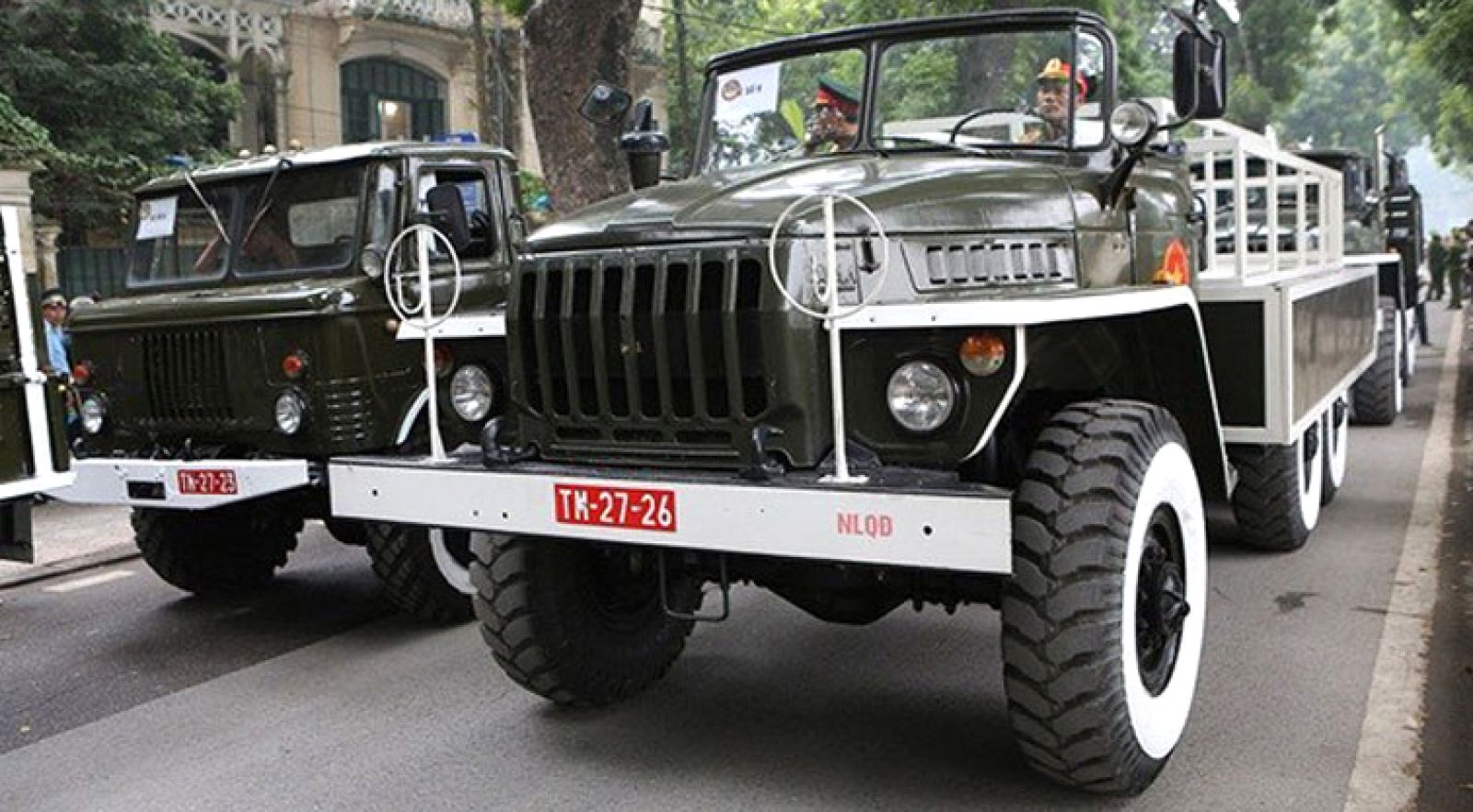 Các xe mang biển kiểm soát màu đỏ có ký hiệu chữ gồm 2 chữ cái đi liền nhau, ý nghĩa quyết định nằm ở chữ cái đầu tiên.
