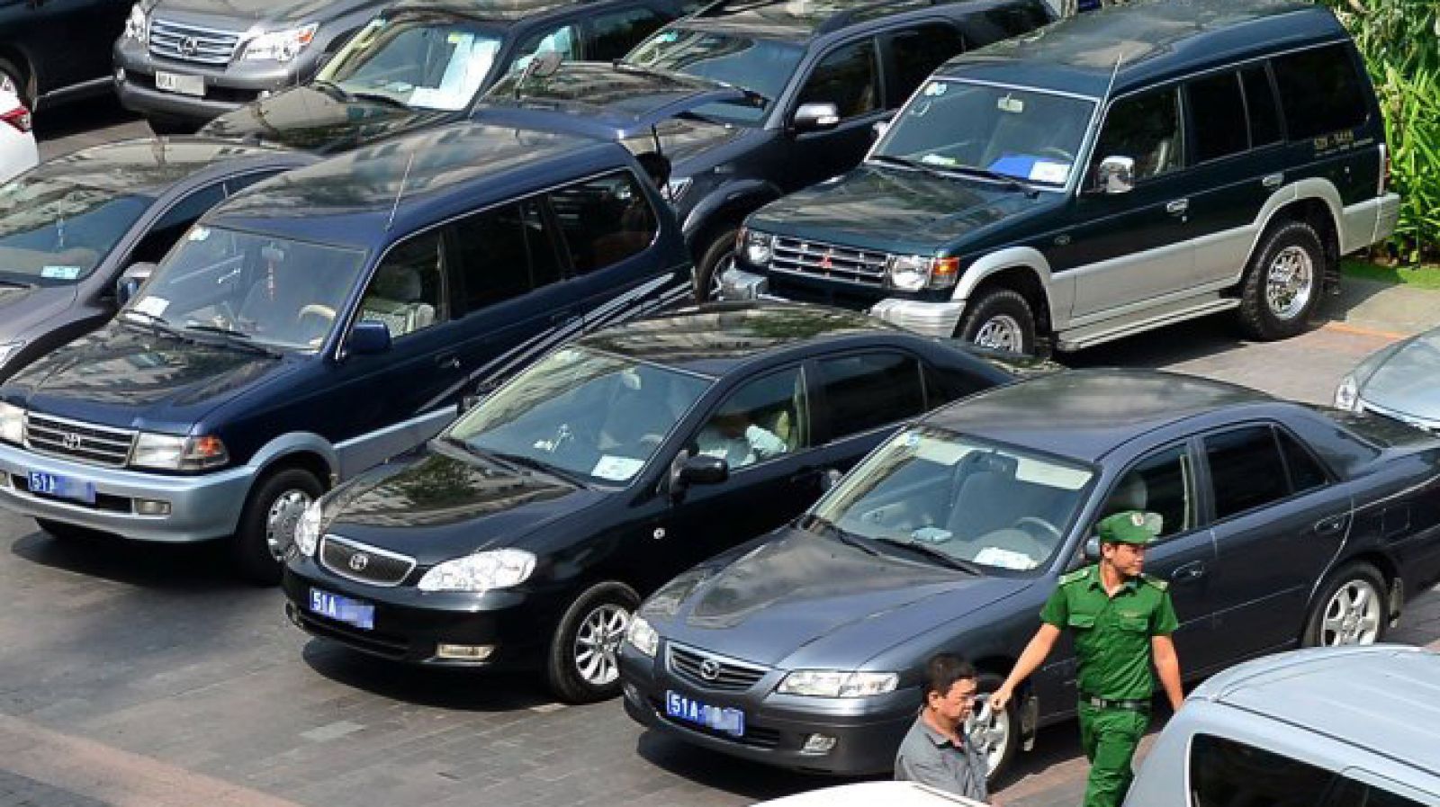 Biển số nền màu xanh, chữ và số màu trắng thuộc về các cơ quan nhà nước