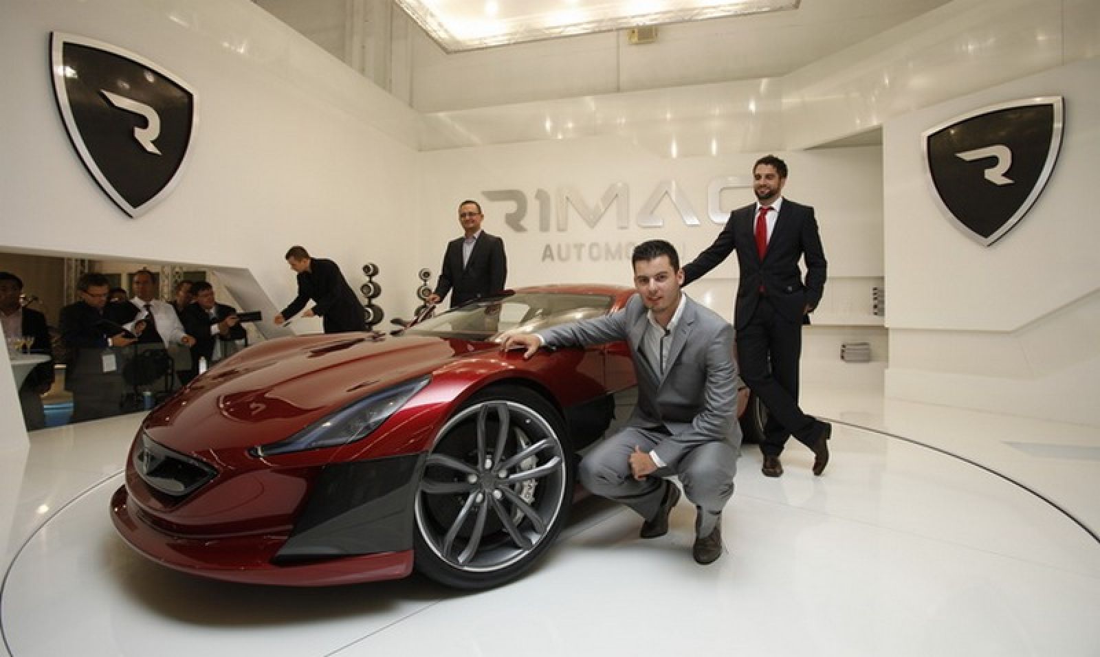 Mate Rimac bên cạnh siêu xe điện Rimac Concept One