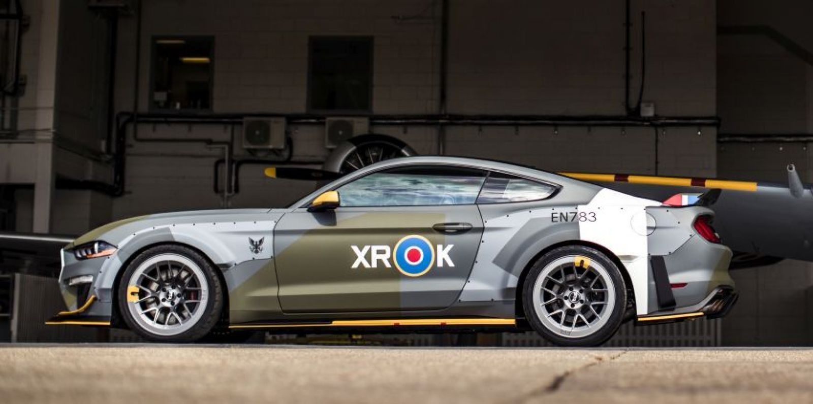 Phía bên hông của xe Ford Eagle Squadron Mustang GT 