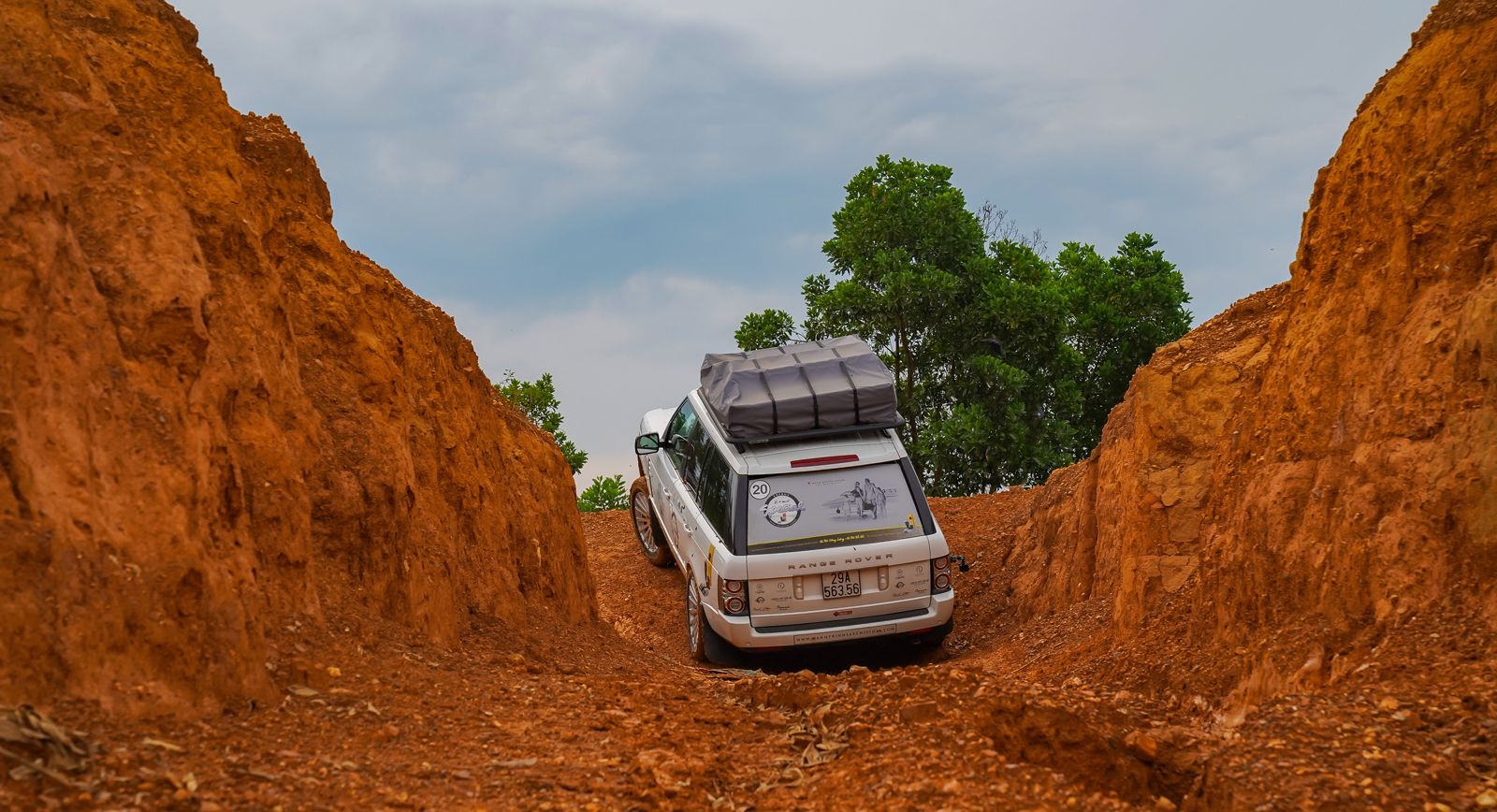 Xe Range Rover leo dốc 45 độ