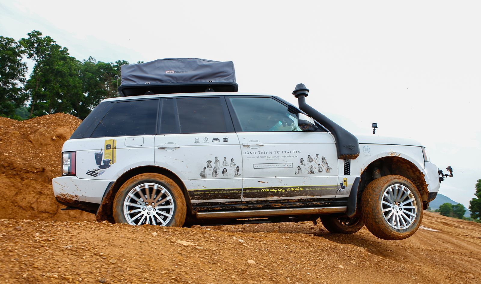 Xe Range Rover thử địa hình offroad