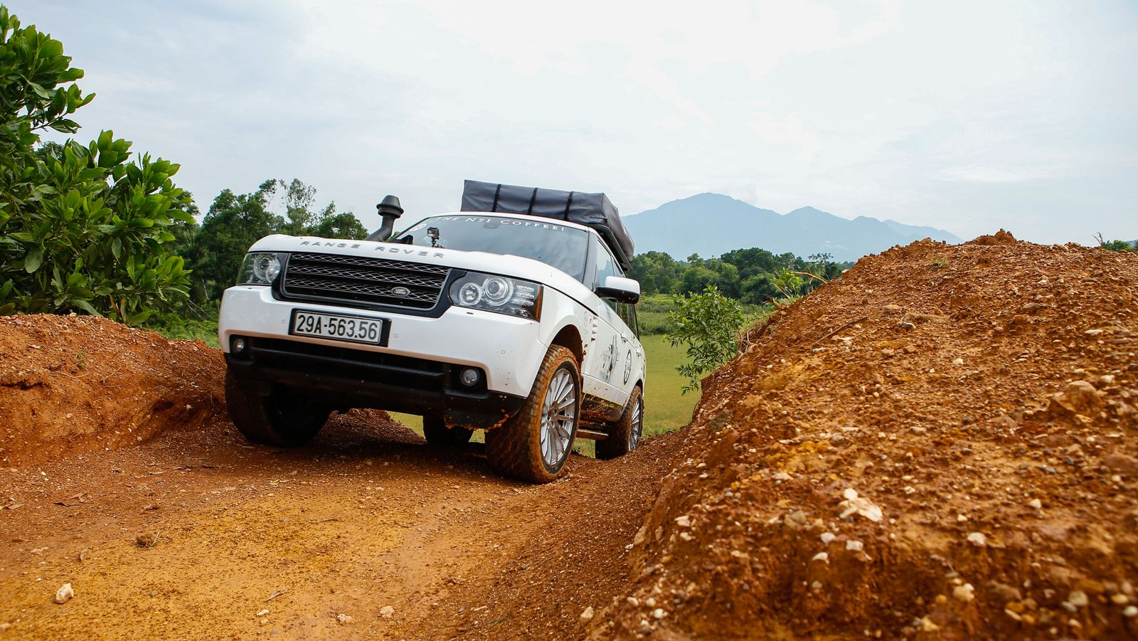 Xe Range Rover vượt địa hình dốc cao