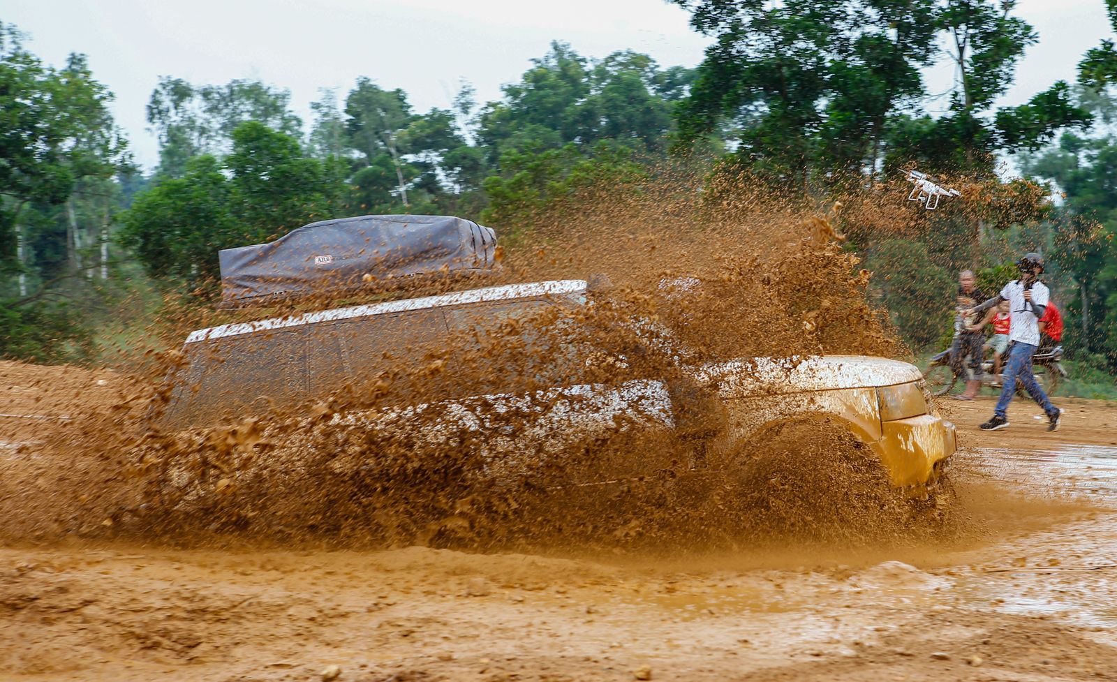 Xe sang Range Rover thử khả năng offroad