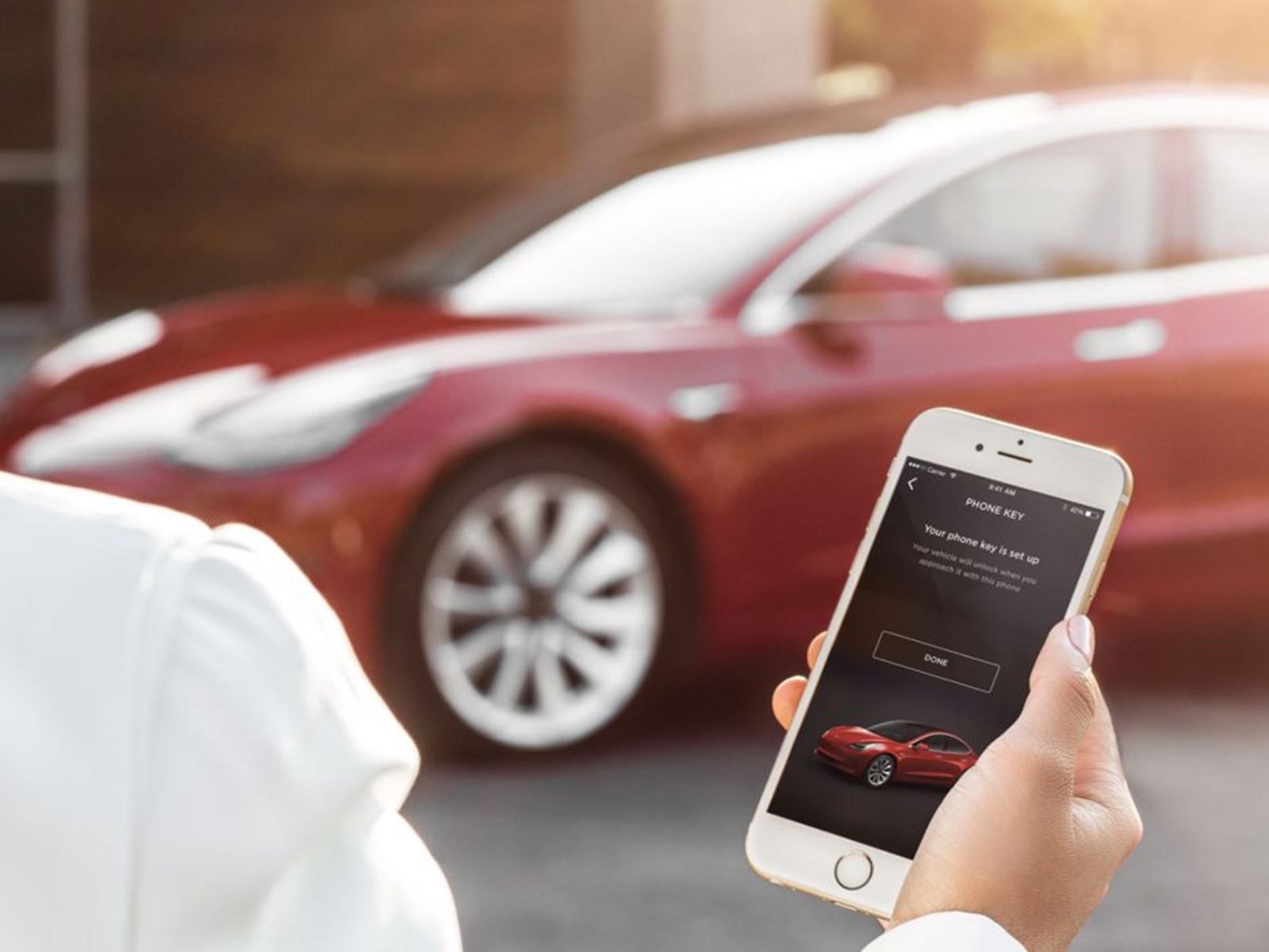 Xe Tesla Model 3 không cần sử dụng chìa khóa thông thường mà qua điện thoại và thẻ NFC