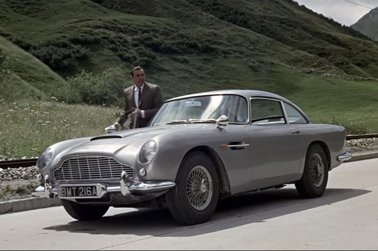 Mẫu xe Aston Martin DB5 1964 được Sean Connery cầm lái trong Goldfinger