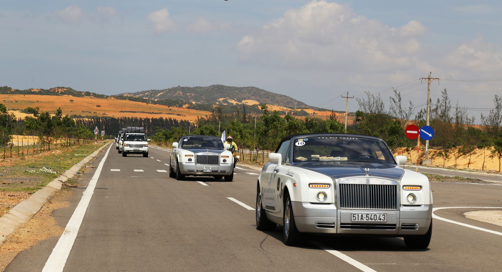 Hai xe Rolls Royce Phantom Drophead Coupe