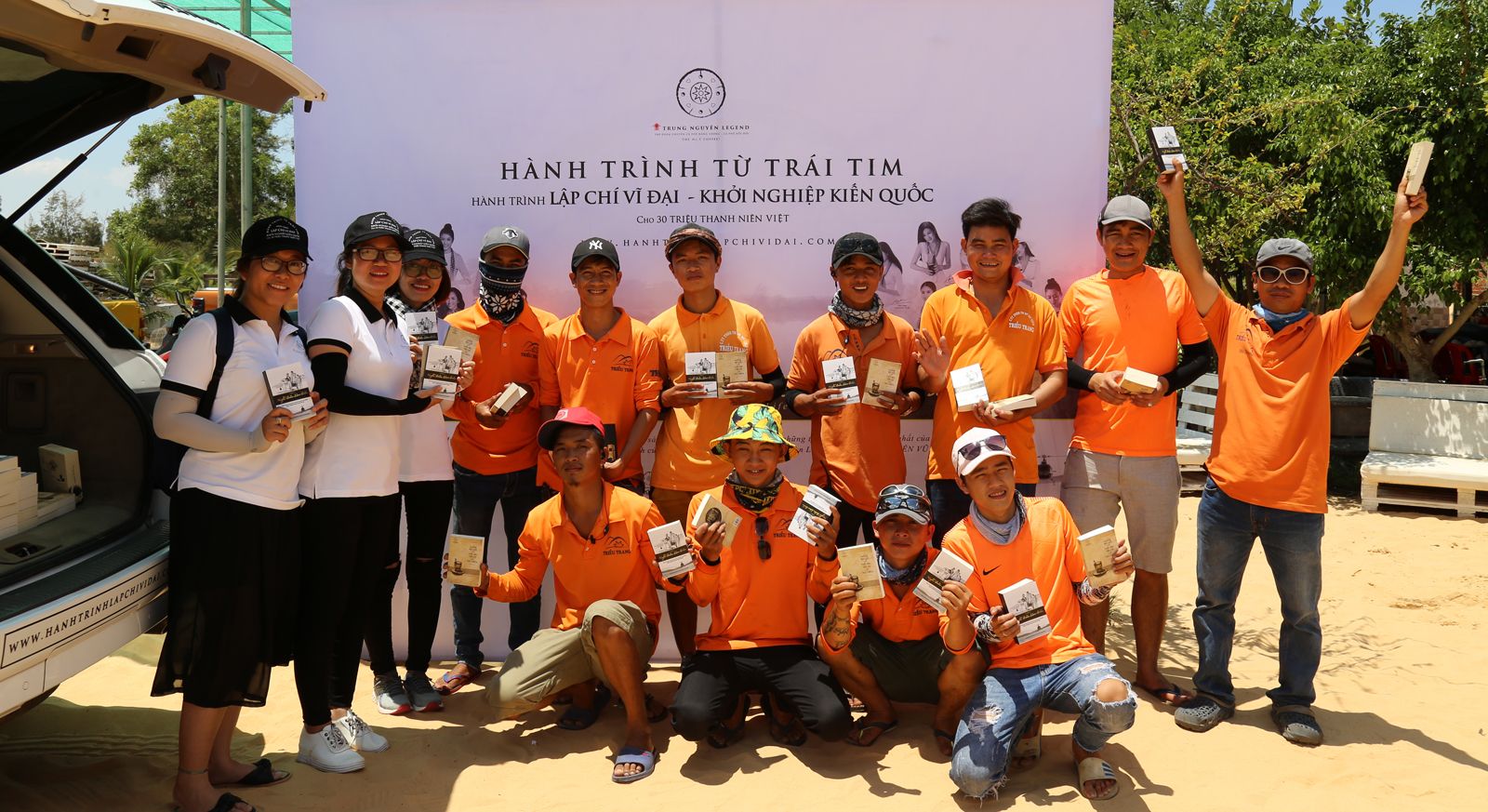 Hành trình từ trái tim tặng sách cho khách du lịch, bộ đội biên phòng