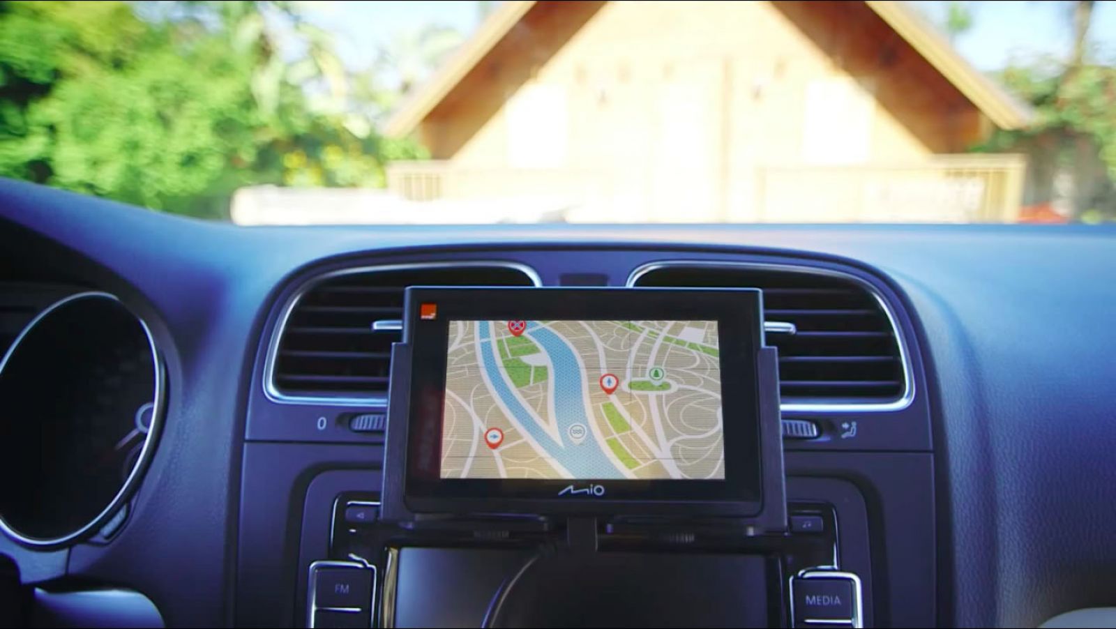 Hệ thống GPS được ứng dụng với tính năng định vị, chỉ đường