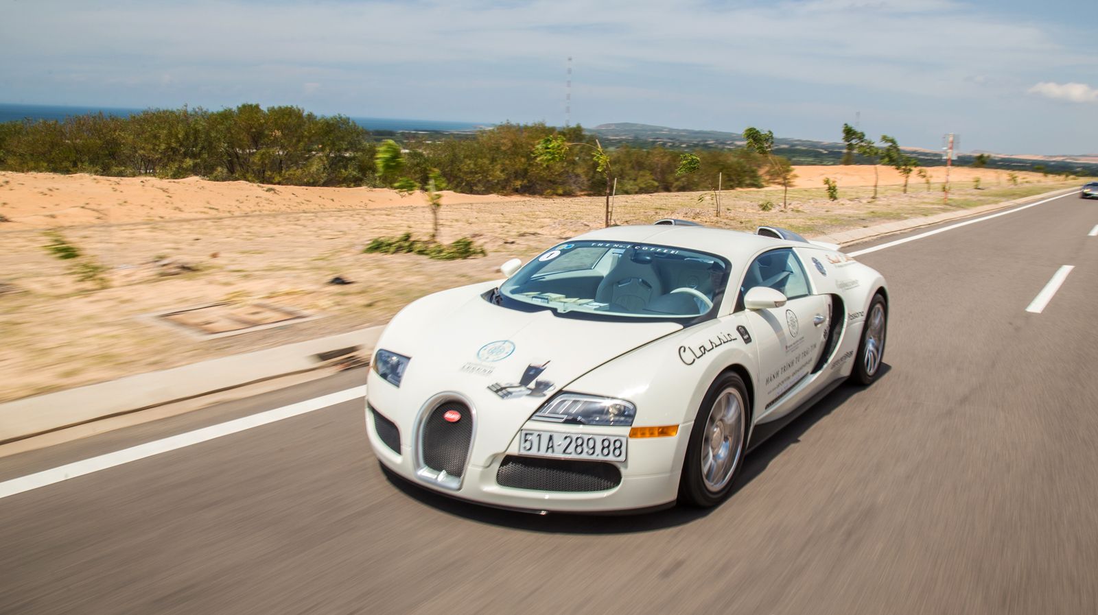 "Ông hoàng tốc độ" Bugatti Veyron là chiếc xe gây chú ý nhất