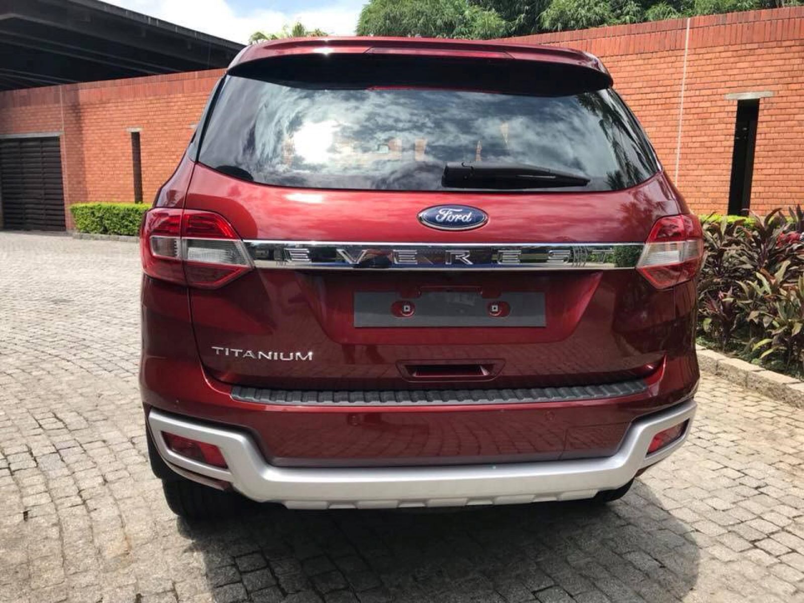Phía sau xe Ford Everest 2018