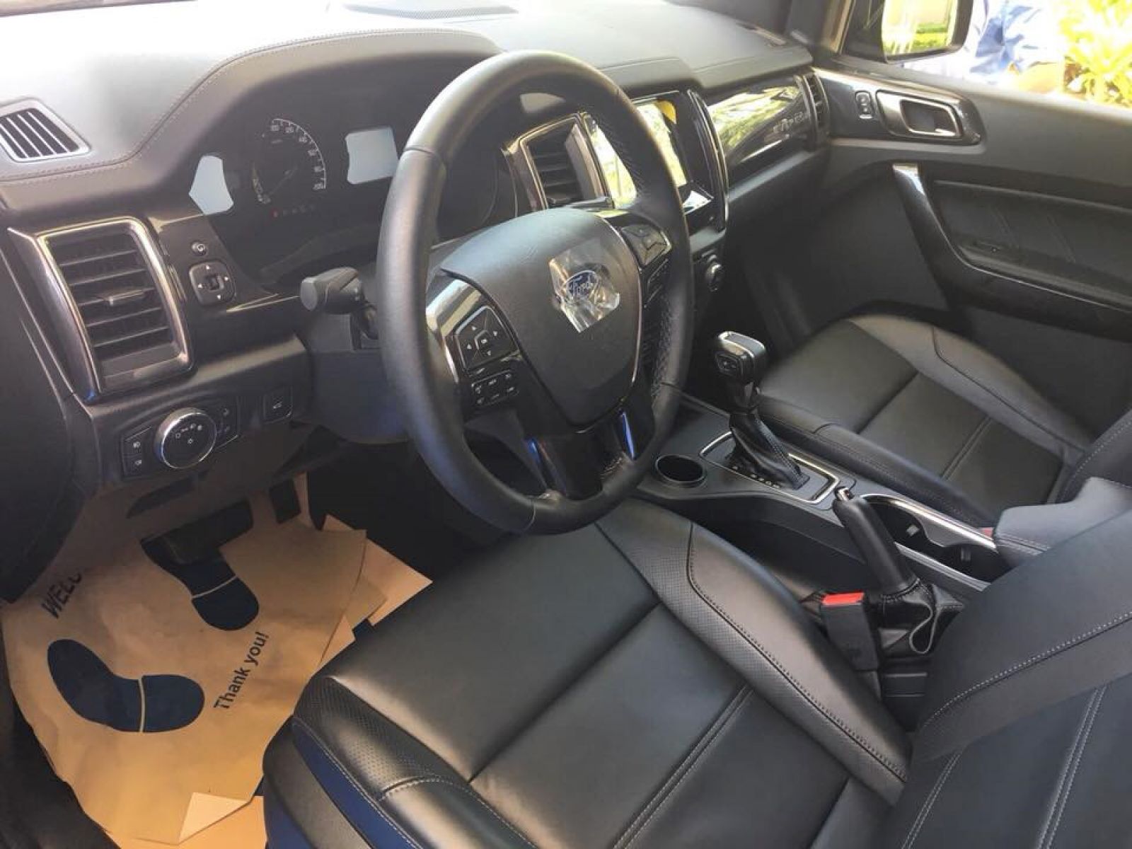 Nội thất hàng ghế trước xe Ford Everest 2018