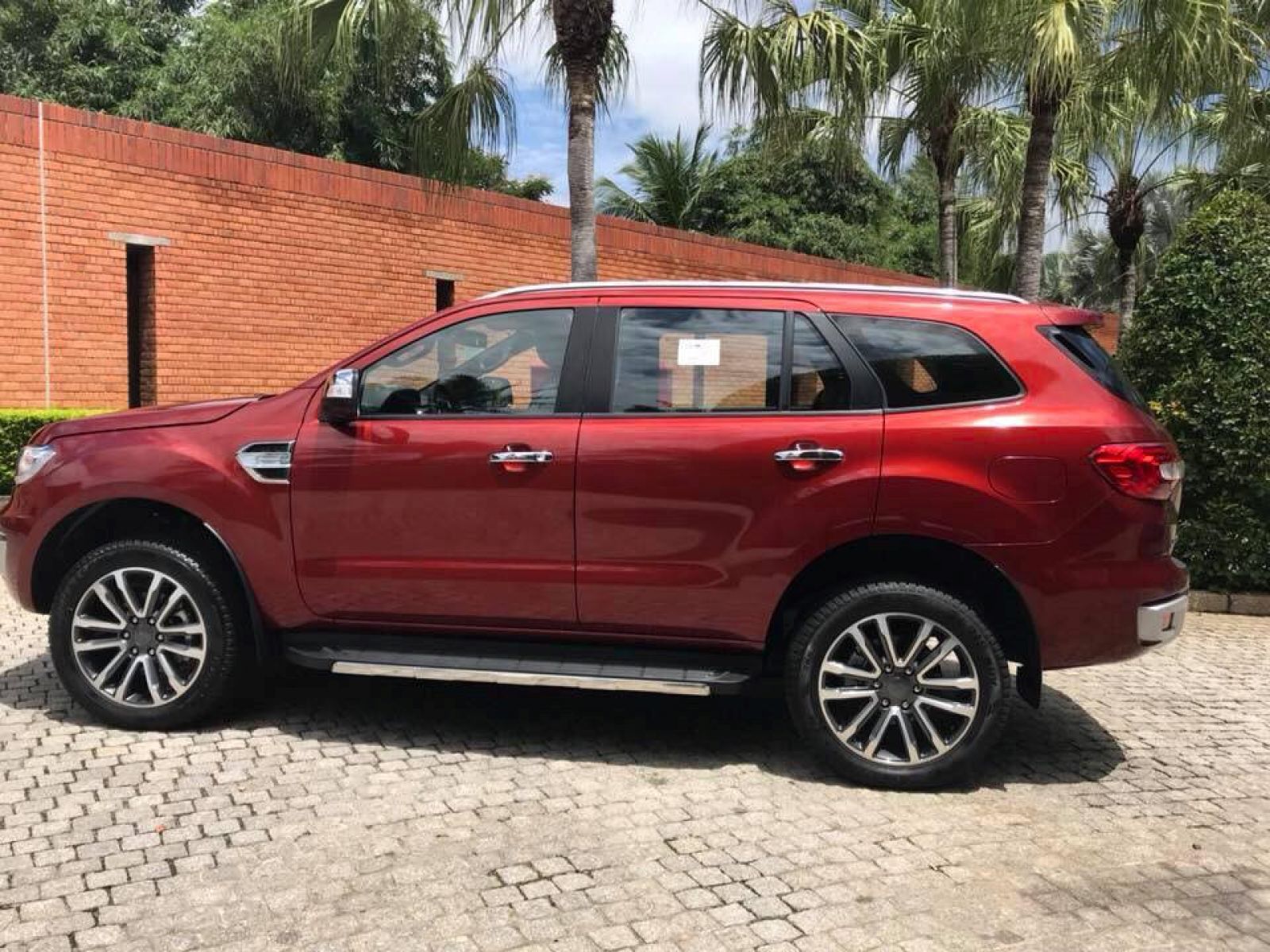 Ford Everest 2018 nhìn từ phía bên hông