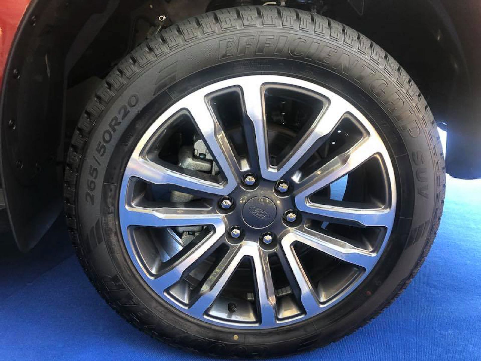 Thiết kế hàng ghế trước xe Ford Everest 2018