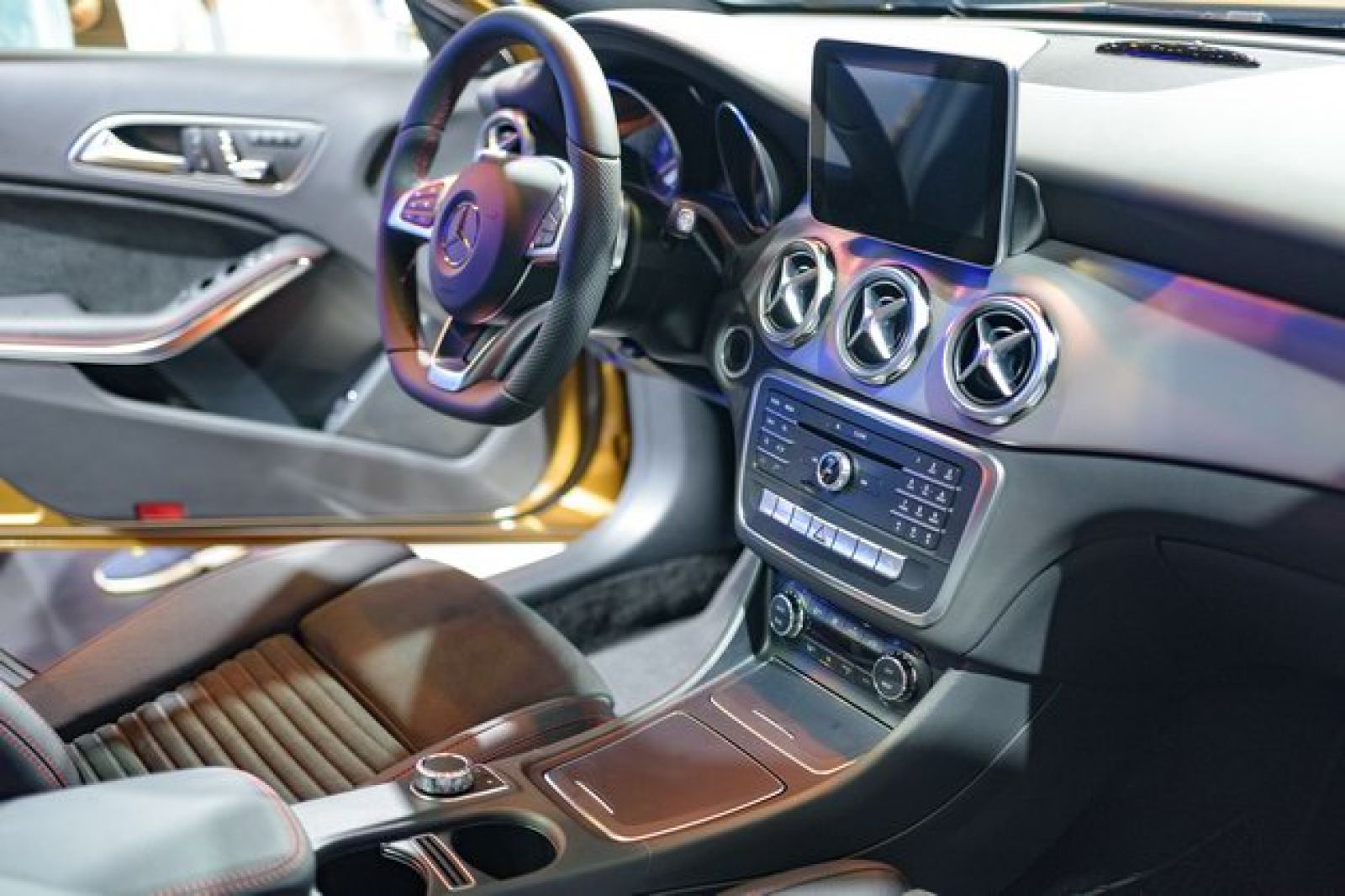 Nội thất xe Mercedes-Benz GLA 250 4MATIC 2018