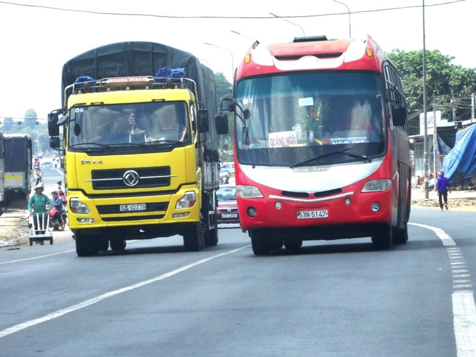 Xe vượt phải tuân thủ đúng quy định về tốc độ và loại phương tiện sử dụng làn đường