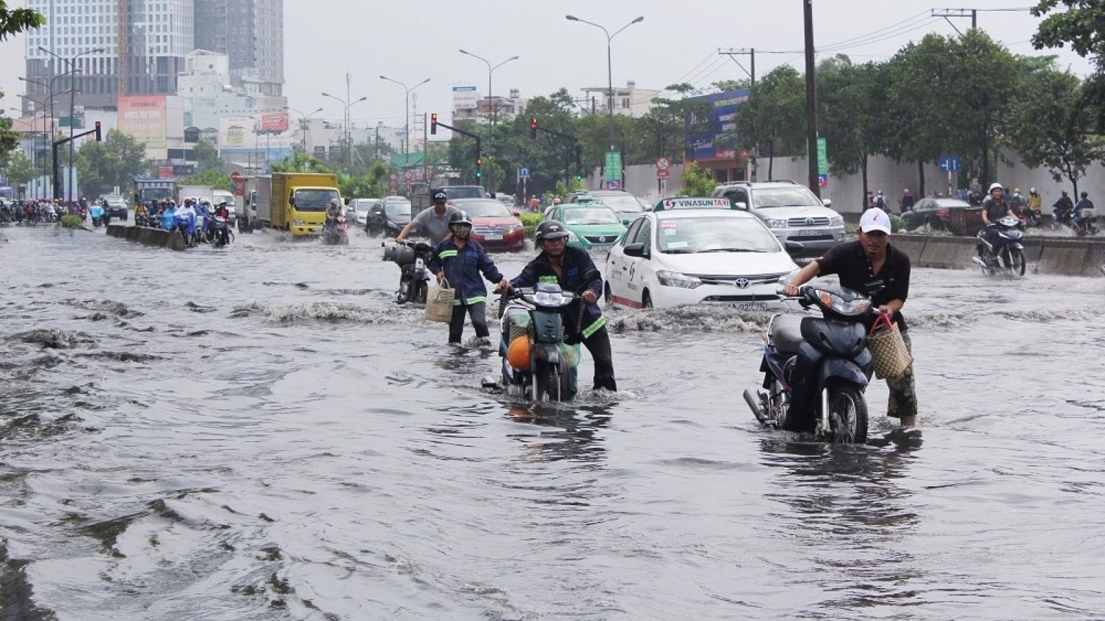 Đi xe máy qua đường ngập nước