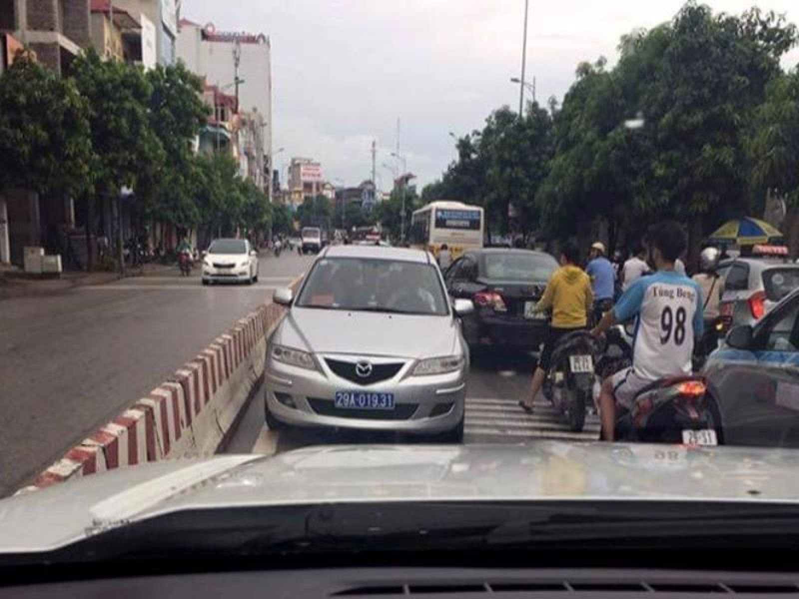Ô tô đi ngược chiều có thể bị phạt tới cả triệu đồng và bị tịch thu bằng lái xe