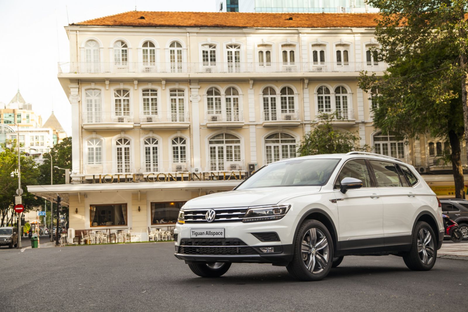 Mẫu xe Volkswagen Tiguan Allspace lăn bánh trên đường phố Sài Gòn
