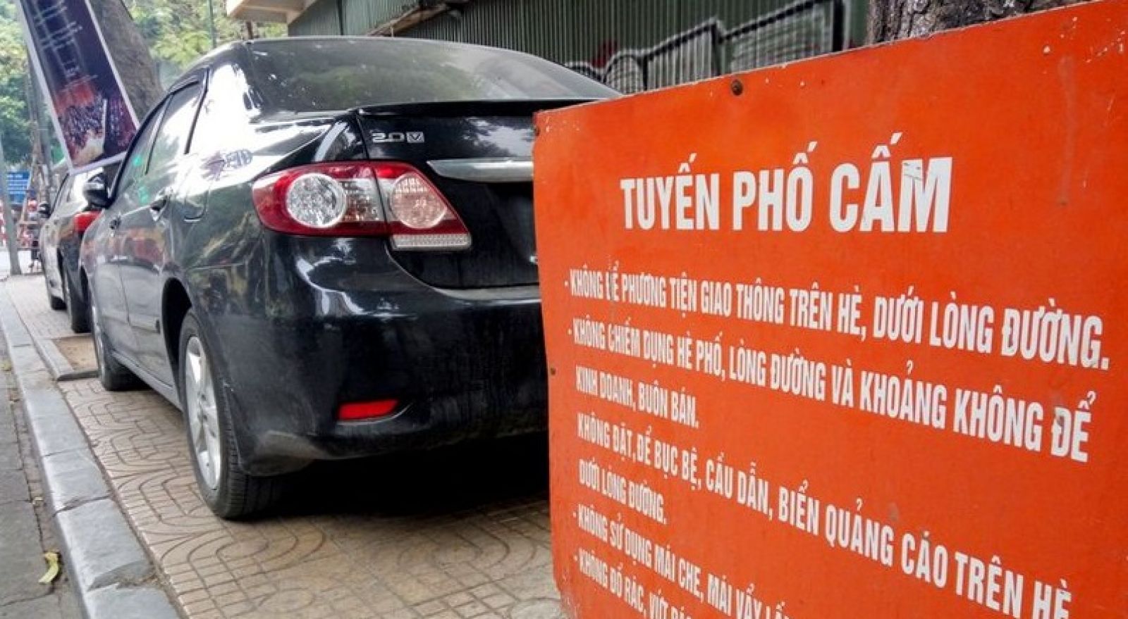 Dừng/đỗ xe trái phép là hiện tượng thường thấy ở các thành phố lớn