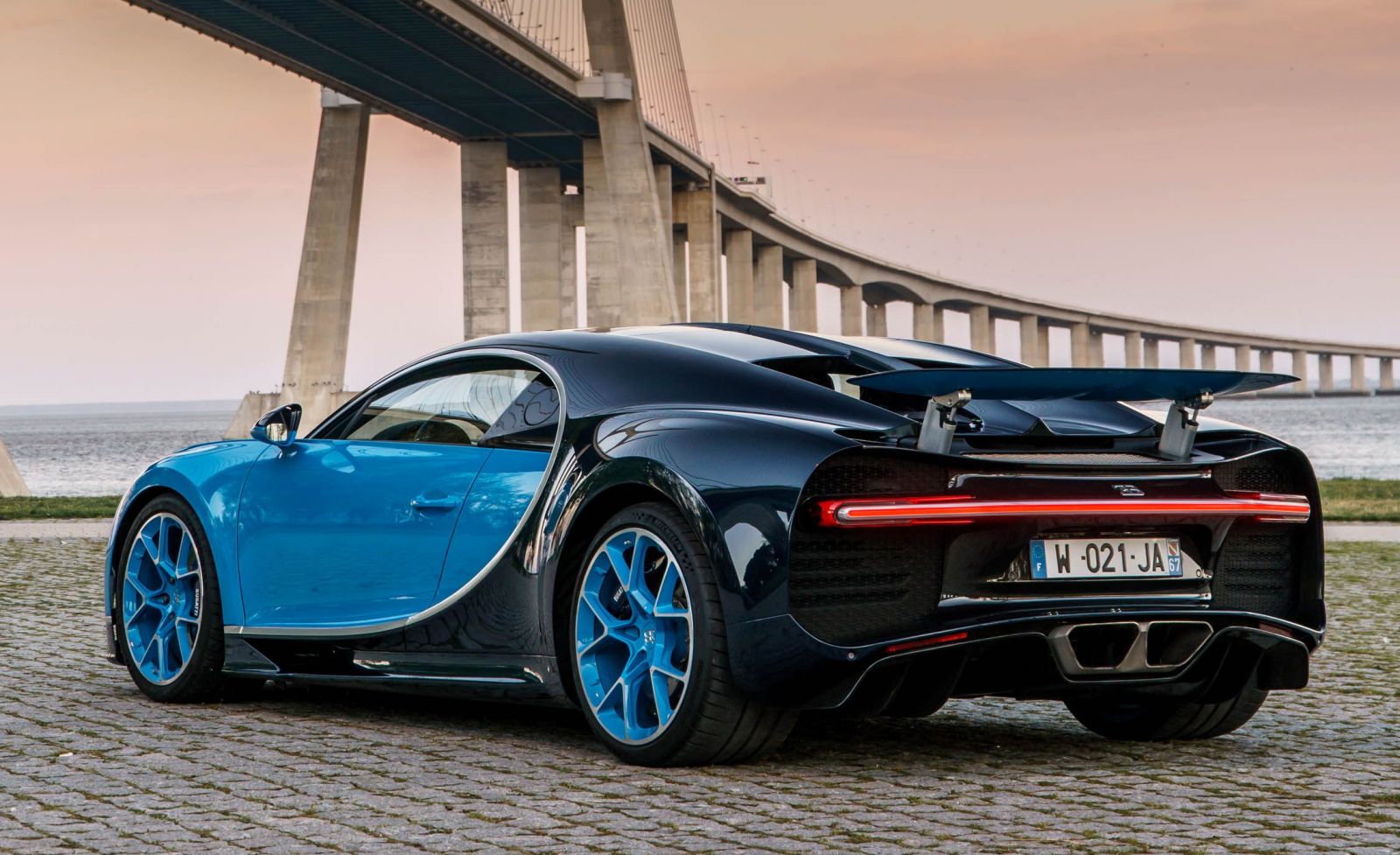 Siêu xe Bugatti Chiron có giá 2,7 triệu USD