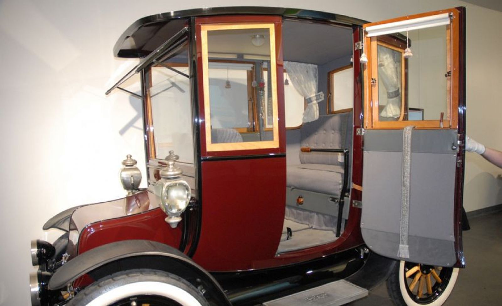 Xe điện Baker tại bảo tàng Old Rhinebeck Aerodrome ở ngoại ô New York, Mỹ