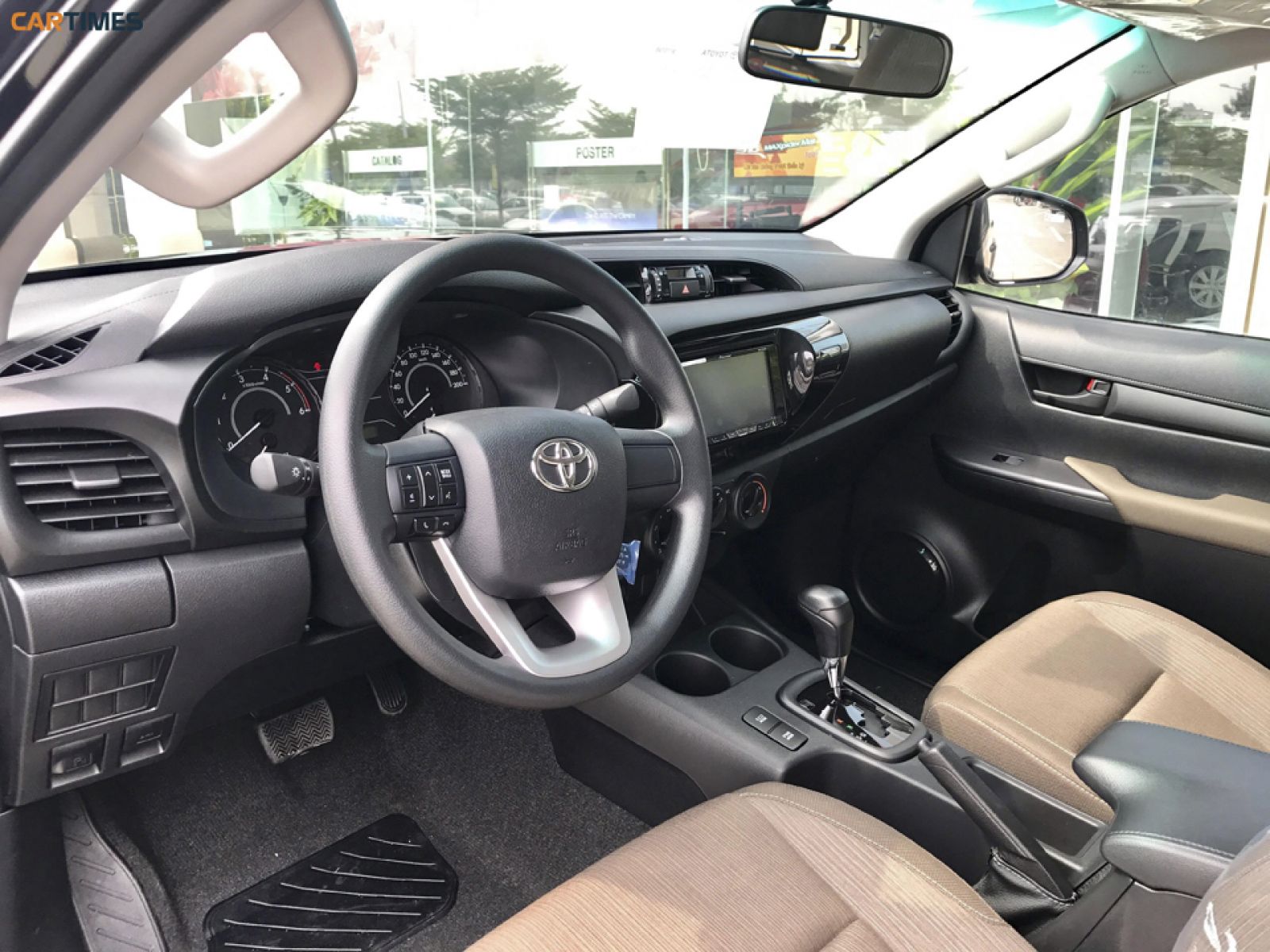 Cận cảnh hàng ghế trước của xe Toyota Hilux 2018