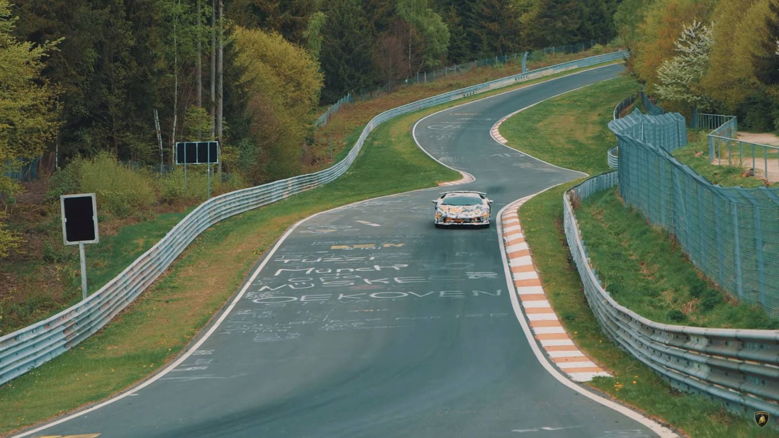 Siêu xe Lamborghini Aventador SVJ tại trường đua Nürburgring Nordschleife
