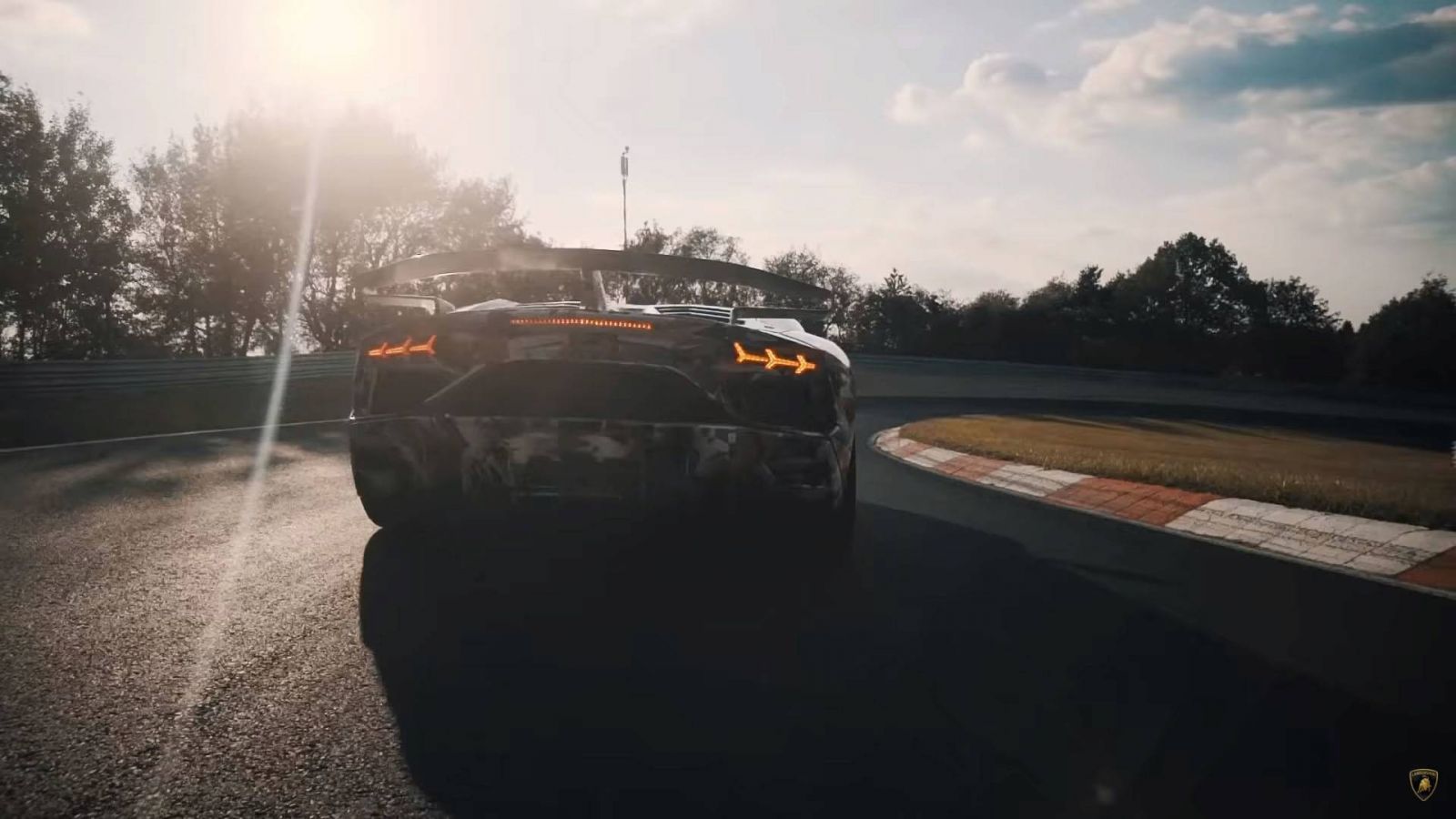 Lamborghini Aventador SVJ trên đường đua Nürburgring Nordschleife