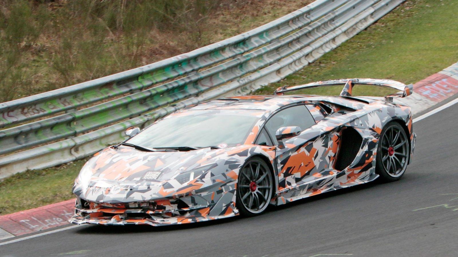 Siêu xe Lamborghini Aventador SVJ trên đường thử