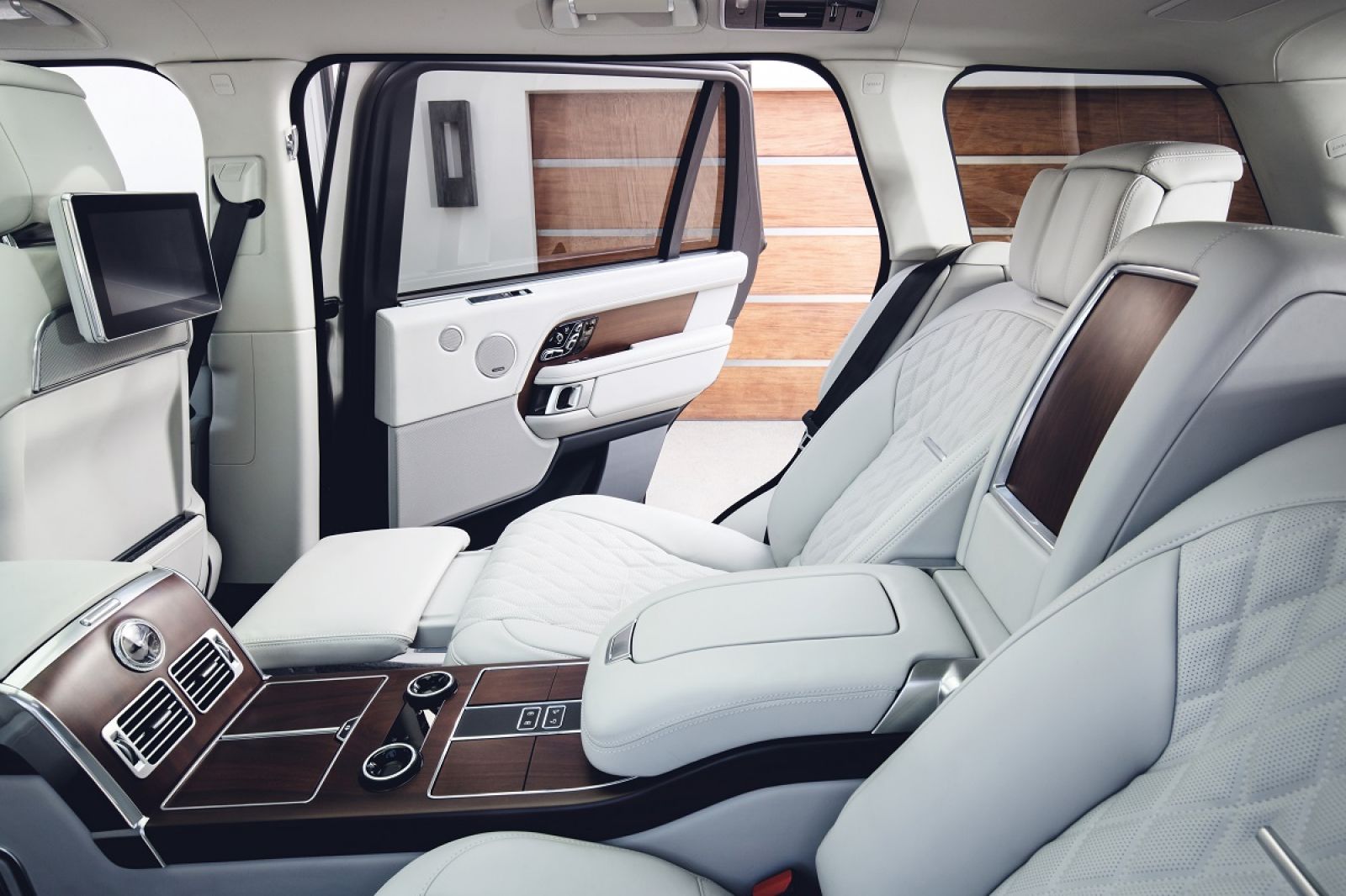 Thêm nhiều công nghệ mới được trang bị cho xe Range Rover thế hệ mới